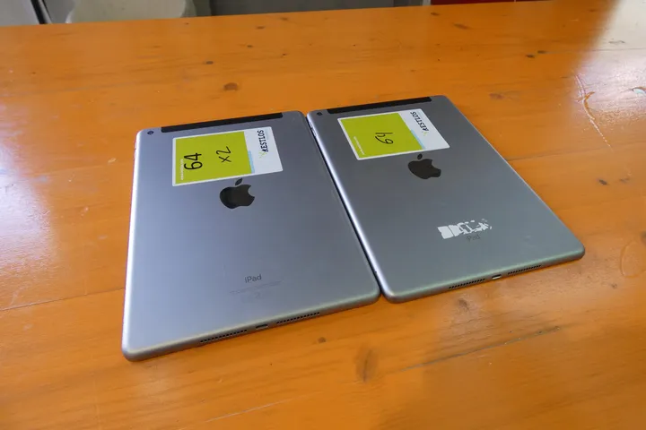 2x Apple - iPad Modell: A1954